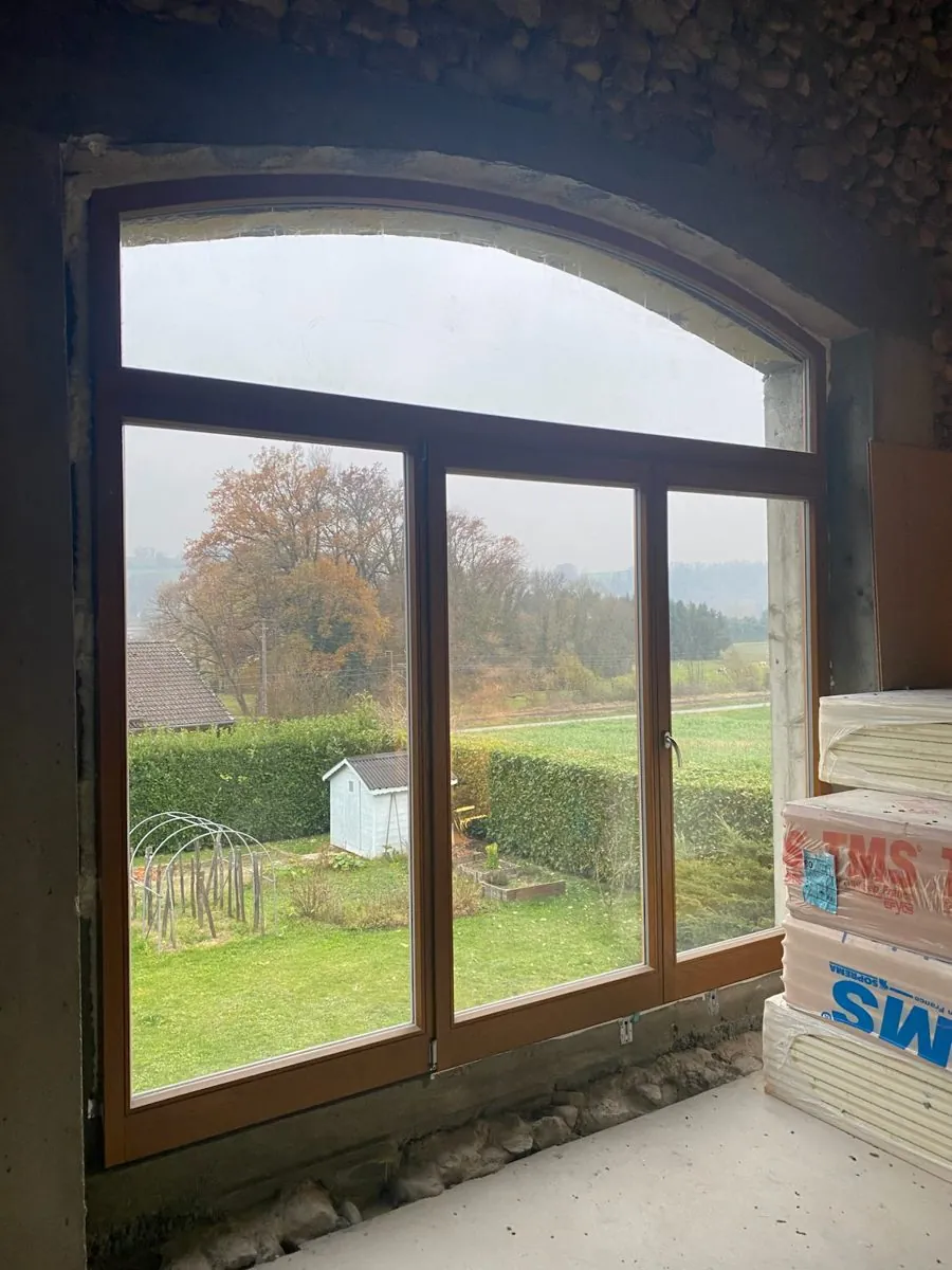 Pose de menuiserie bois sur mesure en Haute-Savoie par Renov Haute-Savoie